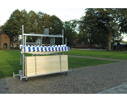 Rolwagen met houten panelen en een blauw-wit geruite zeil