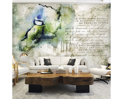 Woonkamer met een fotobehang met een vogel en letters