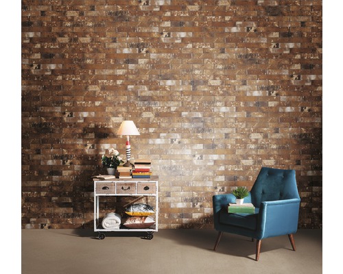 Woonkamer met bakstenen muur, fauteuil en bijzettafel