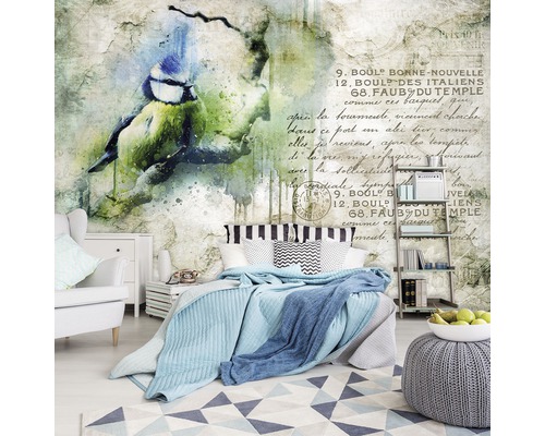 Decoratieve slaapkamer met muurschildering met vogel- en schriftdesigns.