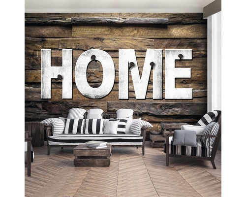 Woonkamer met houten wandbehang en de tekst HOME
