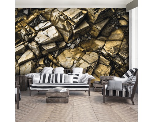Woonkamer met fotobehang in steenlook, bank en fauteuils