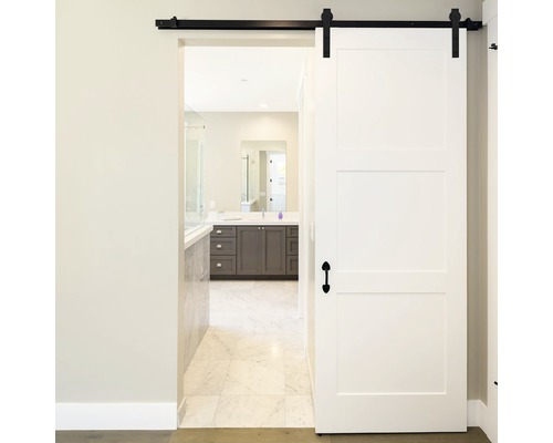 Badkamer met schuifdeur, wastafel en spiegel