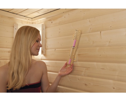 Vrouw in sauna met zandloper voor tijdmeting