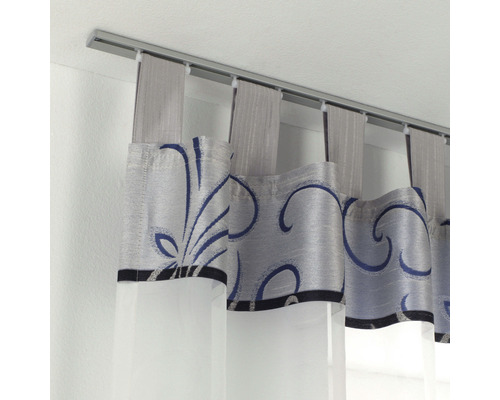 Gordijnrail met opgehangen gordijn met motief