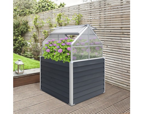 Hoge plantenbak met kasopzetstuk en lila hortensia''s op een terras