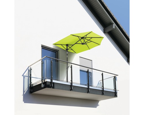 Balkon met glazen balustrade en rechthoekige parasol