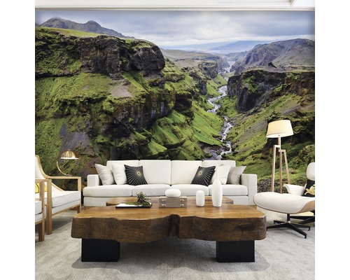 Woonkamer met fotobehang van een groene kloof en berglandschap