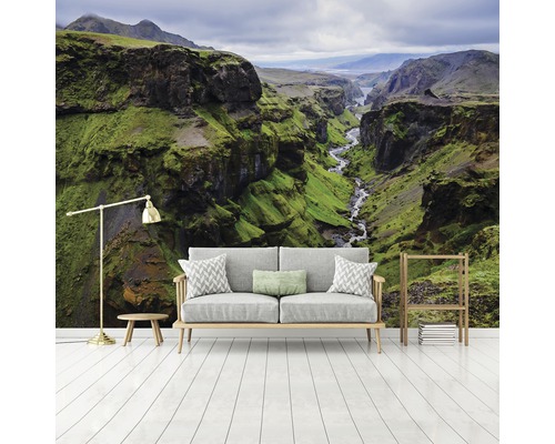 Woonkamer met foto van een ravijnlandschap op de muur