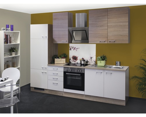 Lichte keuken met boven- en onderkasten, elektrische apparaten en spoelbak