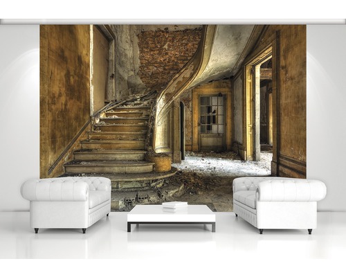 Fotobehang met een motief van een trappenhuis in een verlaten gebouw.