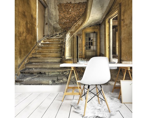 Fotobehang met een motief van een trappenhuis in een verlaten gebouw