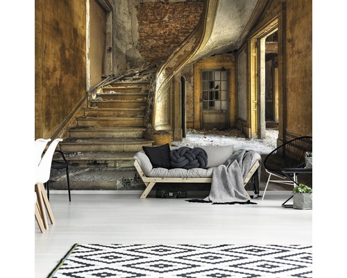 Wandafbeelding met een trappenhuis in een staat waarin het aan renovatie toe is