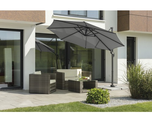 Scene met een zweefparasol en een loungeset voor buiten op een terras.