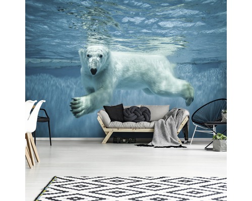 Woonkamer met fotobehang van een ijsbeer onder water, bank en tapijt