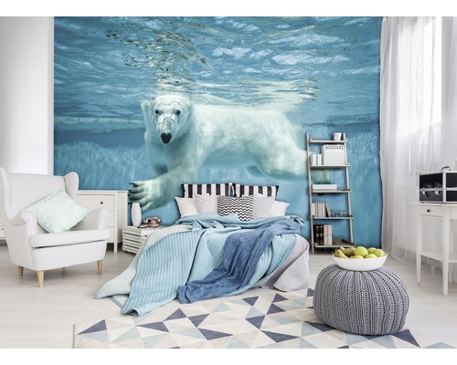Slaapkamer met fotobehang van een ijsbeer onder water, bed, fauteuil en vloerkleed