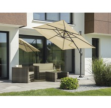 Terras met tuinmeubelen en een vierkante parasol