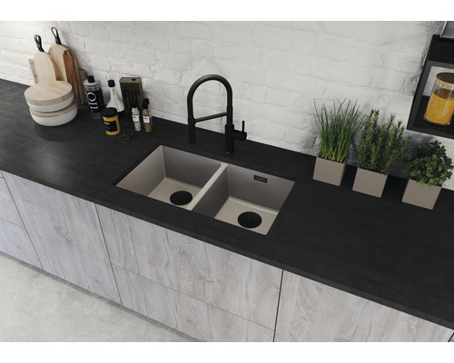 Dubbele spoelbak met kraan op donker werkblad