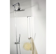 Handdoekhouder voor montage aan een douchecabine met handdoek en badspons