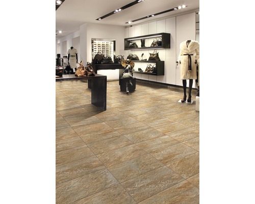 Vloertegels in een winkel met kleding en accessoires