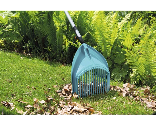 Bladverzamelaar op een gazon met bladeren