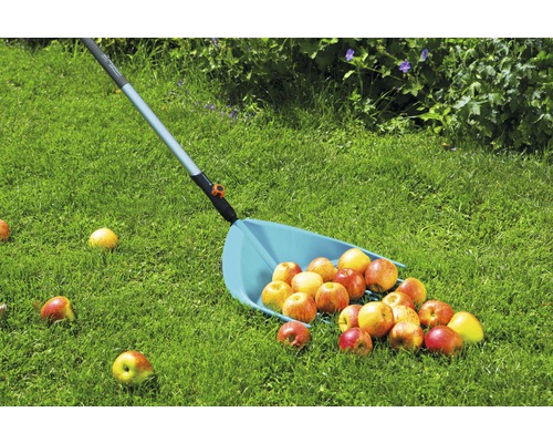 Appelplukker met appels op een gazon