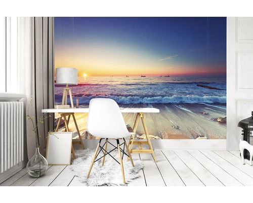 Woonkamer met fotobehang met strandmotief, bureau en stoel