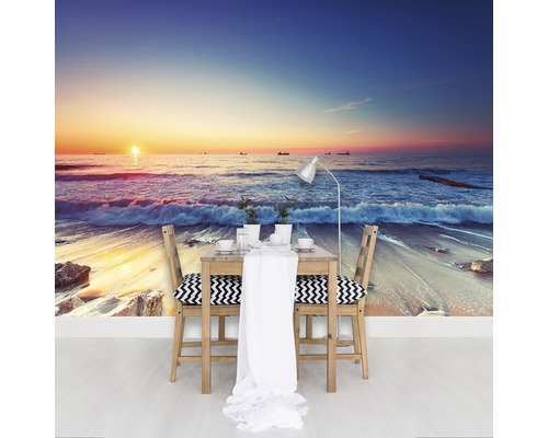 Wandafbeelding met strandmotief, tafel en stoelen op de voorgrond