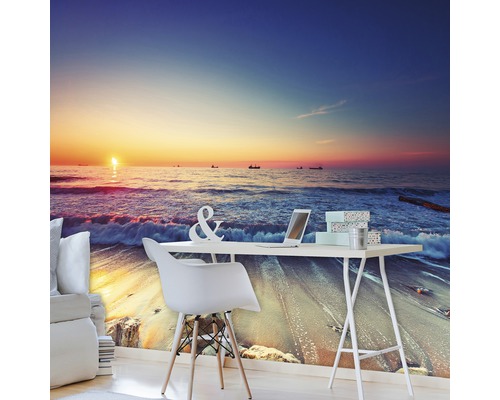 Fotobehang met strandmotief en zonsopgang achter een bureau