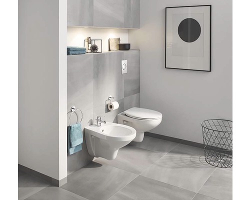 Moderne badkamer met toilet, bidet en grijze tegels