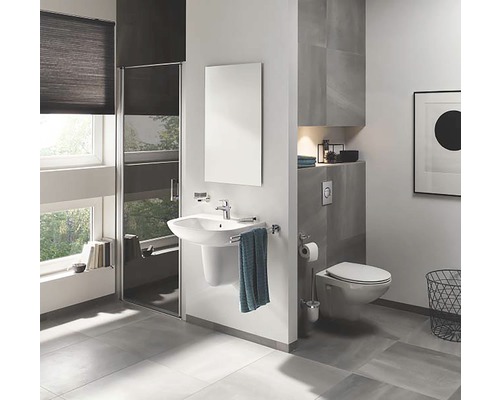 Moderne badkamer met wastafel, spiegel, toilet en douche