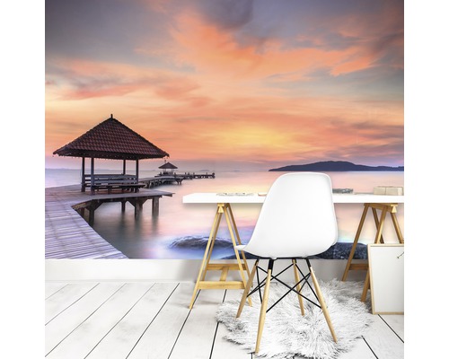 Fotobehang met een pier naar de zee en een bureau met stoel ervoor