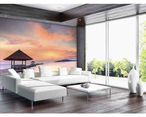 Moderne woonkamer met fotobehang van een zonsondergang aan zee