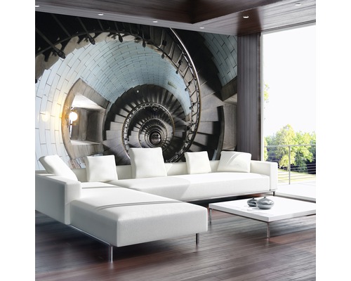 Woonkamer met fotobehang van een wenteltrap