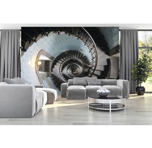 Woonkamer met fotobehang van een wenteltrap, bank, tafel en kamerplant