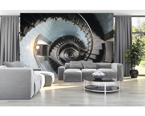 Woonkamer met fotobehang van een wenteltrap, bank, tafel en kamerplant