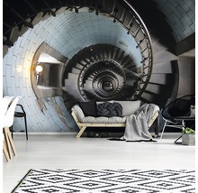 Woonkamer met spiraaltrap als wanddecoratie, bank en vloerkleed