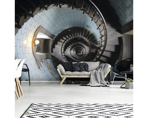 Woonkamer met spiraaltrap als wanddecoratie, bank en vloerkleed