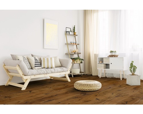 Lichte woonkamer met houten vloer, bank, rek en decoratie