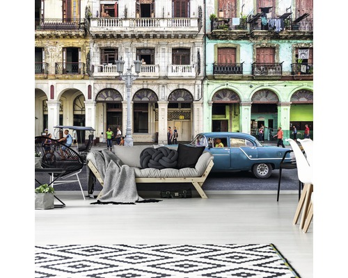 Decoratieve woonkamer met bank, stoelen en fotobehang met stadsgezicht