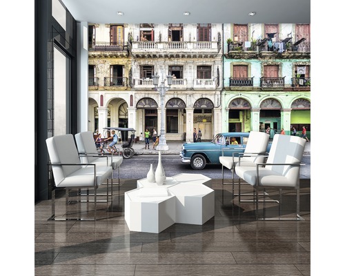 Woonkamer met fotobehang van een Cubaans straatbeeld, fauteuils en tafel