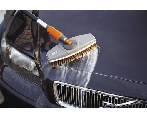 Gardena wasborstel met telescopische steel reinigt een auto