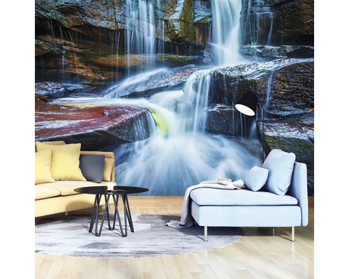 Woonkamer met fotobehang waterval en gesuggereerde inrichting