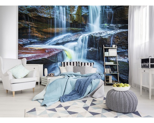 Woonkamer met fotobehang waterval, bed, fauteuil, tapijt en meubels