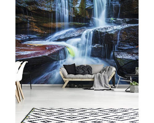 Woonkamer met fotobehang van een waterval, bank en vloerkleed