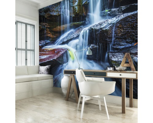 Interieur met fotobehang van een waterval, bureau en stoel