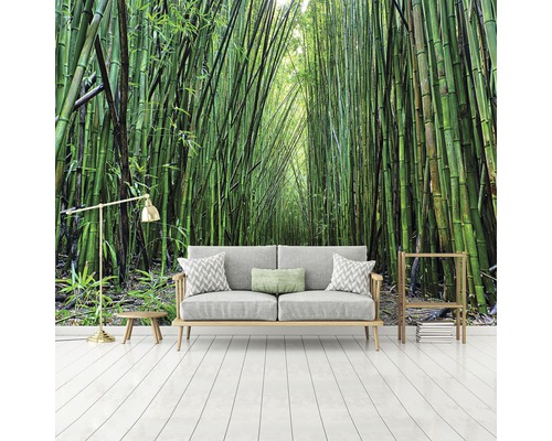 Woonkamer met fotobehang bamboebos, bank en vloerlamp