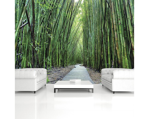 Kamer met bamboebosbehang, bank en tafel