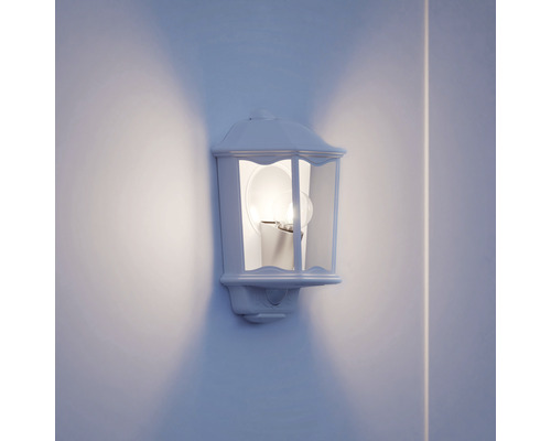 Witte buitenlamp verlicht een muur