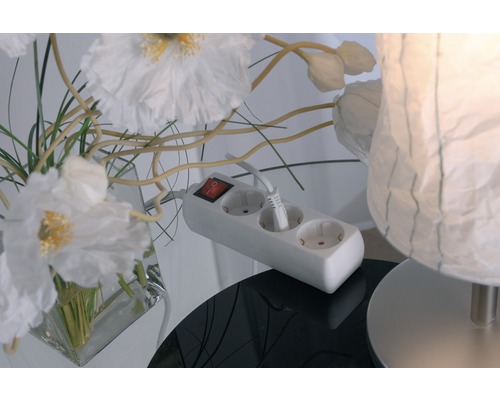 Verlengsnoer met schakelaar en stekker op een tafel